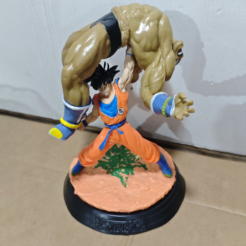 Model Kit Dragon - ドラゴンボール Z 悟空ナッパ像を運ぶ 19 センチメートルクラシックシーン GK