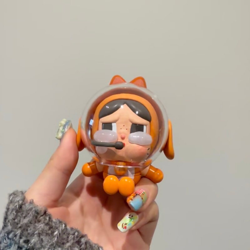 Model Kit Figures - 本物のポップマート クライベイビー スペースキャット オレンジ フィギュア かわいい人形