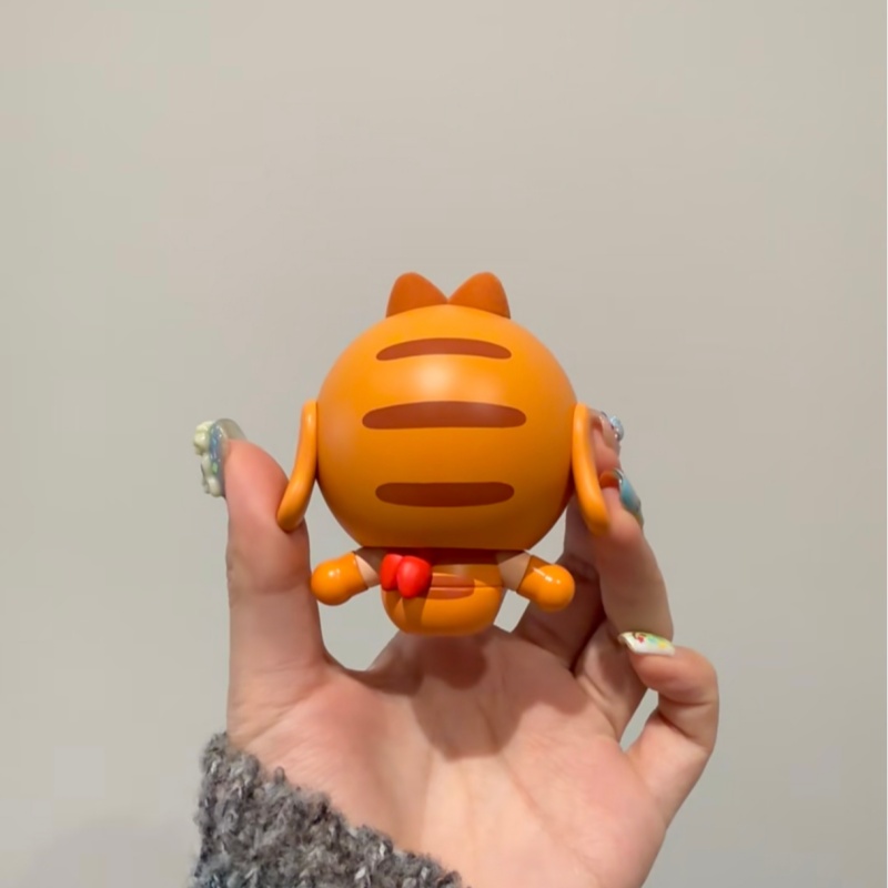 本物のポップマート クライベイビー スペースキャット オレン - Model Kit Figures のレビューと価格