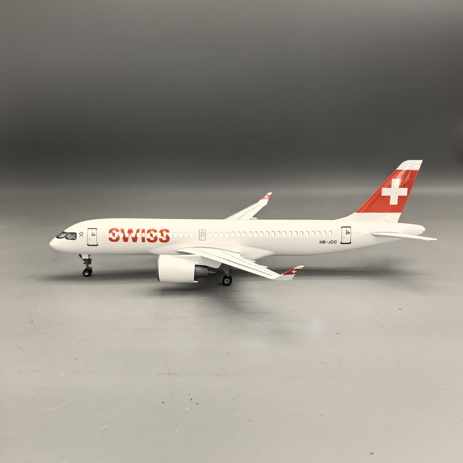 1/100スケール エアスイス A220-300 完成品模型 - Model Kit Aircraft のレビューと価格